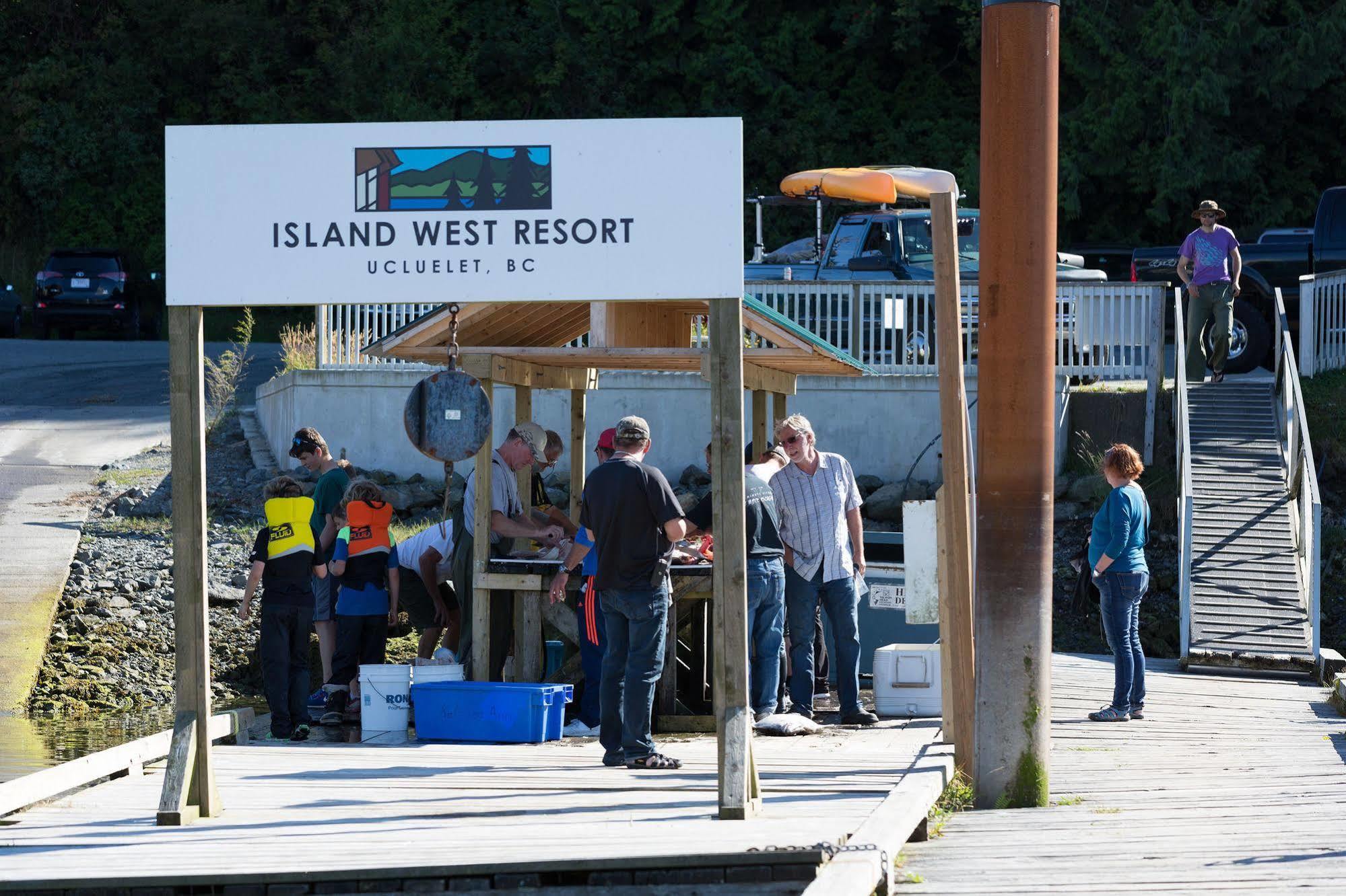 Island West Resort Ucluelet Bagian luar foto